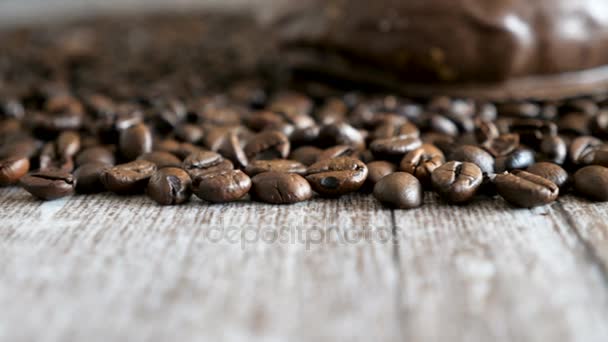 Pączki i filiżankę kawy na palonych ziaren kawy — Wideo stockowe