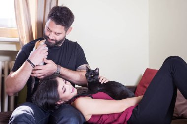 Muhteşem güzel genç çift holding kediler elinde