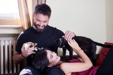 Elinde tutan kediler genç Çift