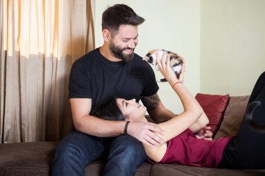 Muhteşem güzel genç çift holding kediler elinde