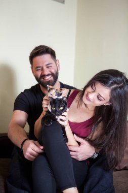 Muhteşem güzel genç çift holding kediler elinde