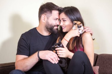 Muhteşem güzel genç çift holding kediler elinde