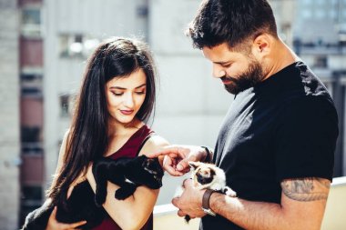 Mutlu çift onların cats tutan Vintage tonned görüntü