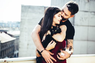 Mutlu çift onların cats tutan Vintage tonned görüntü