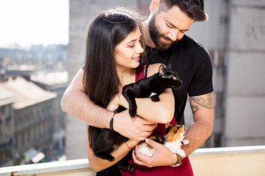 Genç çift holding kediler terasta elinde