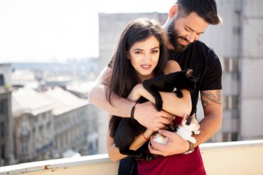 Genç çift holding kediler terasta elinde