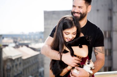 Genç çift holding kediler terasta elinde