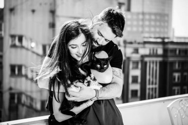 Genç çift holding kediler terasta elinde