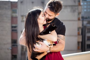 Genç çift holding kediler terasta elinde