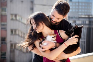 Genç çift holding kediler terasta elinde