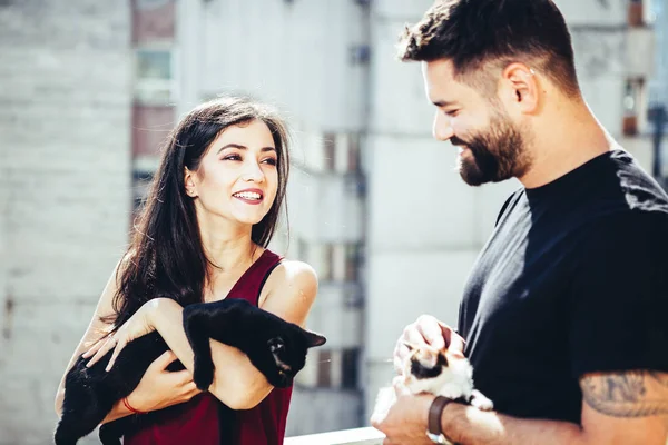 Mutlu çift onların cats tutan Vintage tonned görüntü