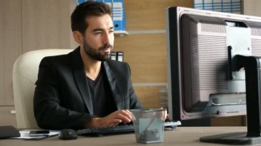 İşadamı iken onun telefon çalıyor tipik bir yanıt üstünde bilgisayar