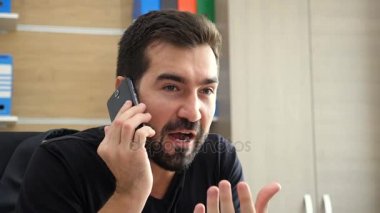 Telefonda bağırmayı kızgın işadamı