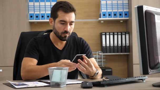 Zeitlupe. 180fps. Wütender Geschäftsmann brüllt am Telefon — Stockvideo