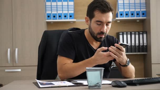 Lento movimiento. 180 fps. Hombre de negocios enojado gritando por teléfono — Vídeos de Stock