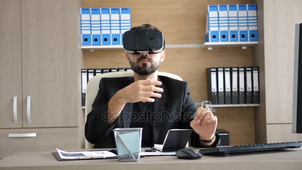 Vr technology - junger Geschäftsmann im Büro trägt Virtual Reality vr headset — Stockvideo