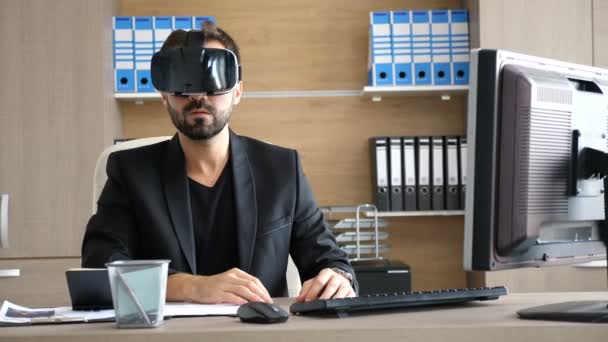 Tecnologia VR - Jovem empresário no escritório vestindo realidade virtual fone de ouvido VR — Vídeo de Stock