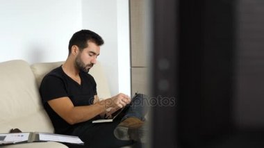 İşadamı gayrı aşınmaya kanepede notlar alıyor