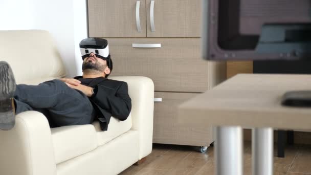 商人休息在他的办公室使用 Vr 耳机技术 — 图库视频影像