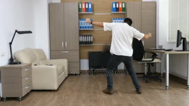 İşadamı ofisinde çalışma uzun saat sonra dans ediyor