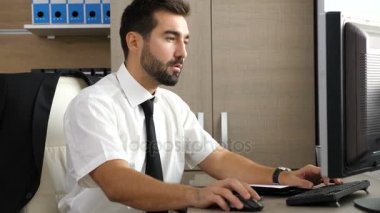 Onun telefonu üzerinden video konferans sahip genç çekici işadamı