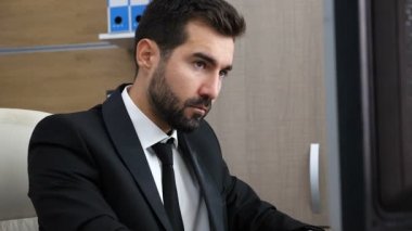 Ağır çekim. Çok yorgun işadamı ofisinde exhales ve onun hed elinde koyar