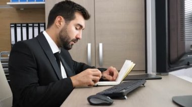 Ağır çekim. Genç işadamı onun izlemek ve o zaman geç kaldı anlayarak denetleme