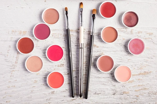 Kosmetiky a make-upu produktů a příslušenství na bílém pozadí dřevěná — Stock fotografie