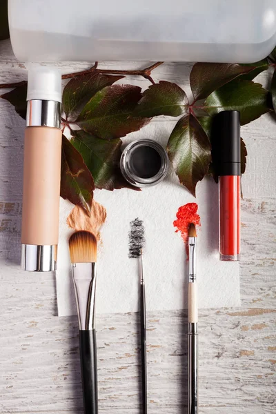 Kosmetik und Make-up Produkte und Accessoires auf weißem Holzgrund — Stockfoto