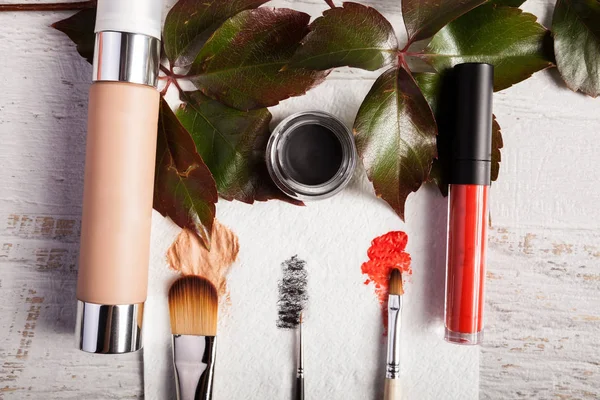 Kosmetik und Make-up Produkte und Accessoires auf weißem Holzgrund — Stockfoto