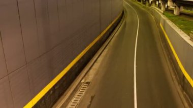 Zaman atlamalı bir köprü üzerinde gece şehir trafik