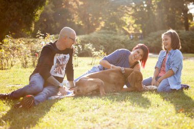 Güzel üç thei parkta oynarken aile gülüyor