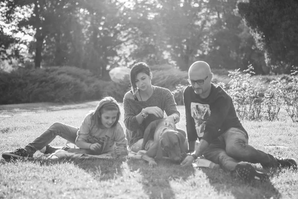 Černobílý obrázek krásné nádherné rodiny tři hry — Stock fotografie