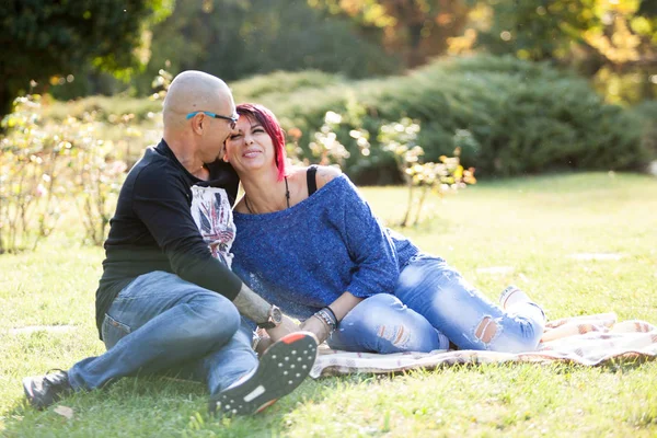 Portret van gelukkige paar in het park — Stockfoto