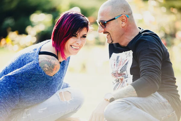 Portrait of happy couple in the park — Stock Photo, Image