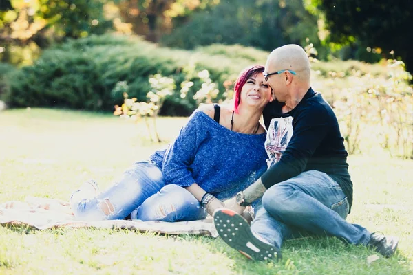 Portret van gelukkige paar in het park — Stockfoto