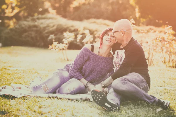 Portrait of happy couple in the park — Stock Photo, Image