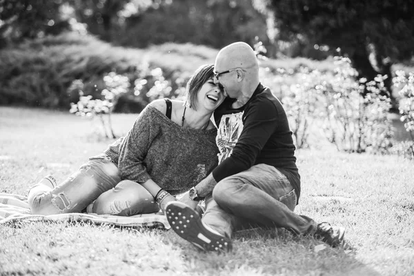 Portrait of happy couple in the park — Stock Photo, Image