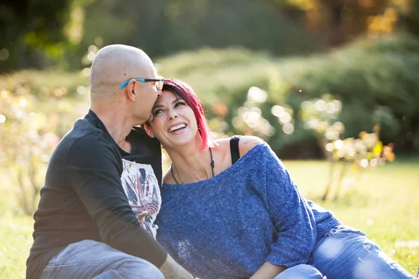 Porträtt av lyckliga par i parken — Stockfoto