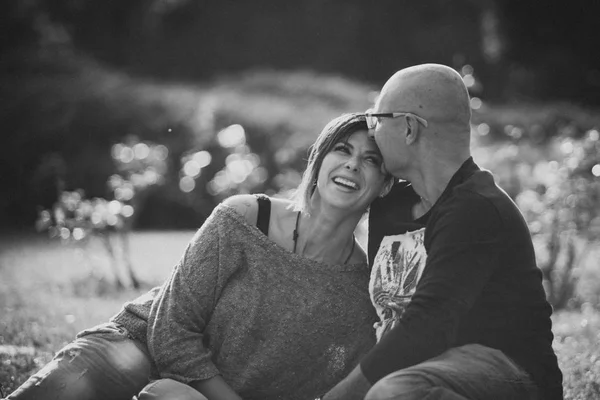Retrato de pareja feliz en el parque —  Fotos de Stock