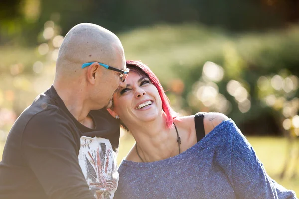 Portrait of happy couple in the park — Stock Photo, Image