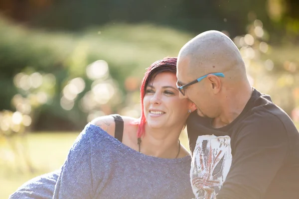 Portrait of happy couple in the park — Stock Photo, Image