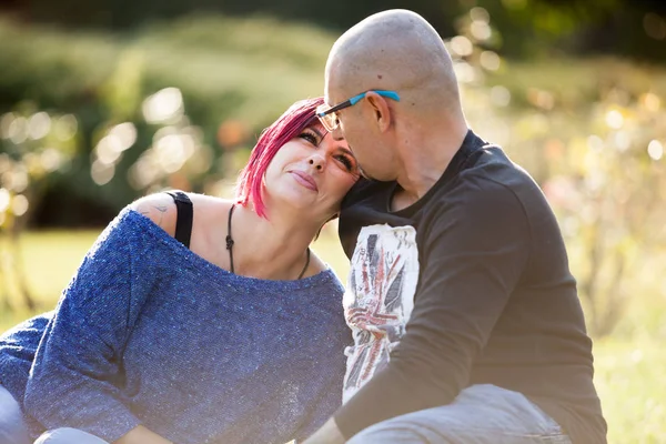 Portrait of happy couple in the park — Stock Photo, Image