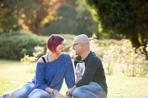 Portrait of happy couple in the park — Stock Photo, Image