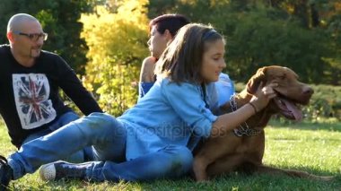 Mutlu aile ile onların köpek parkta oynarken