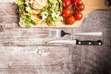 Bir kahvaltıya yanında taze kesilmiş salata ızgara tavuk göğsü