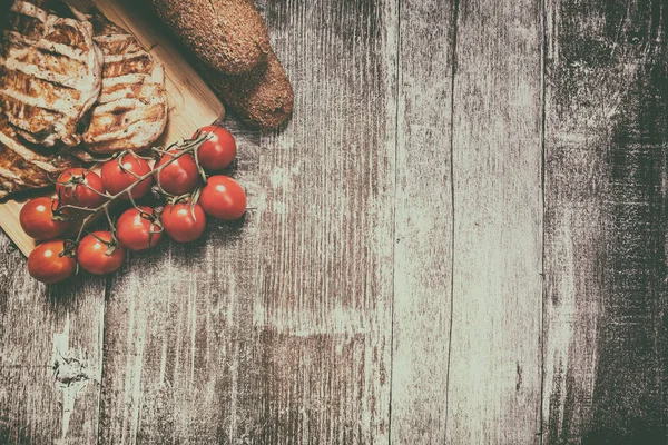 Pui delicios la grătar pe placă de lemn — Fotografie, imagine de stoc