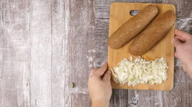 Tavuk, taze kesilmiş salata yaprakları ve domates ahşap tahta üzerinde kavrulmuş