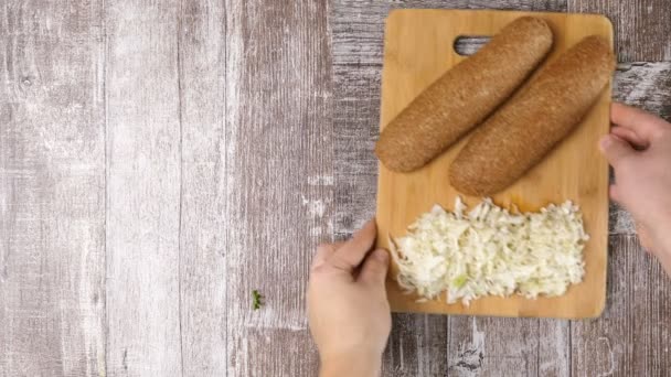 Pollo asado, hojas frescas de ensalada cortadas y tomates sobre tabla de madera — Vídeos de Stock