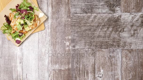 Heerlijke gezonde maaltijd op houten planken krijgen geplaatst in het frame — Stockvideo